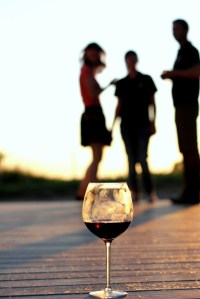 un pahar la trei persoane