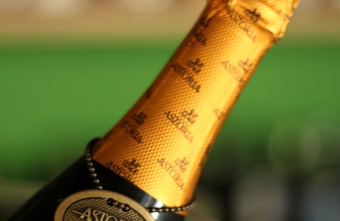 sticla cu capison auriu