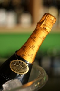 sticla cu capison auriu