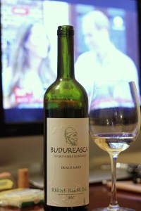 pahar in fata televizorului