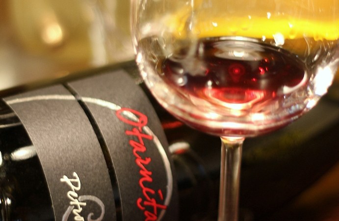 sticla culcata de vin