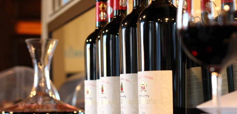 vinuri rosii si decantor