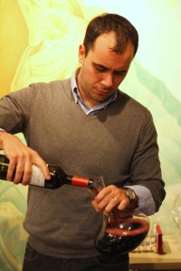 turnarea vinului in decantor