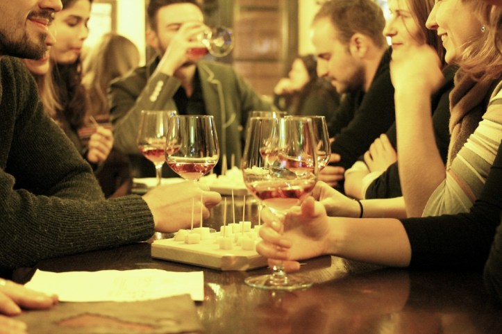 masa vesela cu pahare