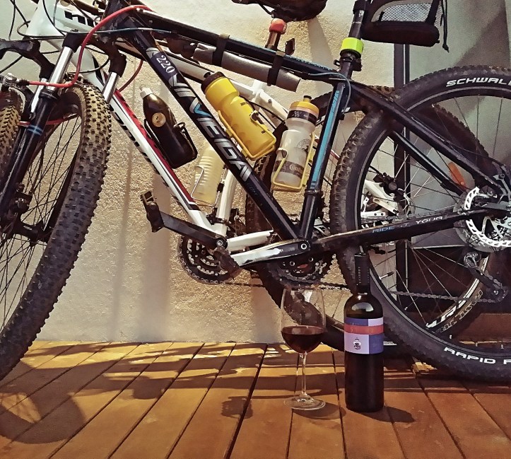 un Negru pe bicicleta