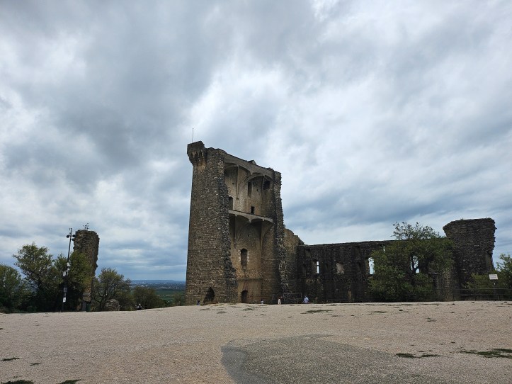 Ruinele castelului papal de pe dealul din Châteauneuf-du-Pape